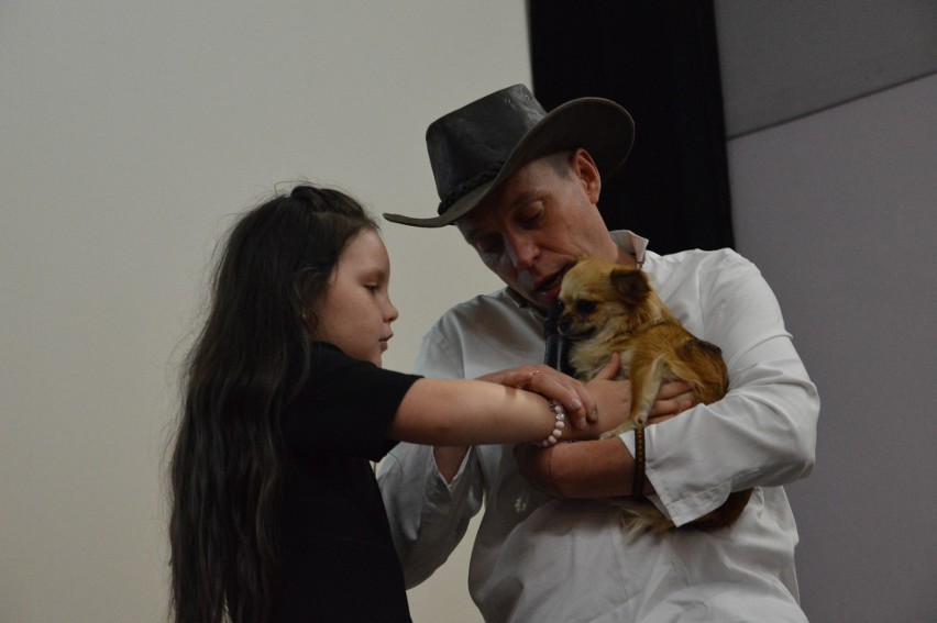 Lekcja miłości do zwierząt z pisarzem Tomaszem Justyniarskim w Ostrowcu