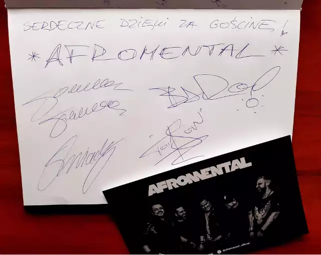 Wpis pamiątkowy zespołu Afromental do księgi gości w hotelu Gromada.