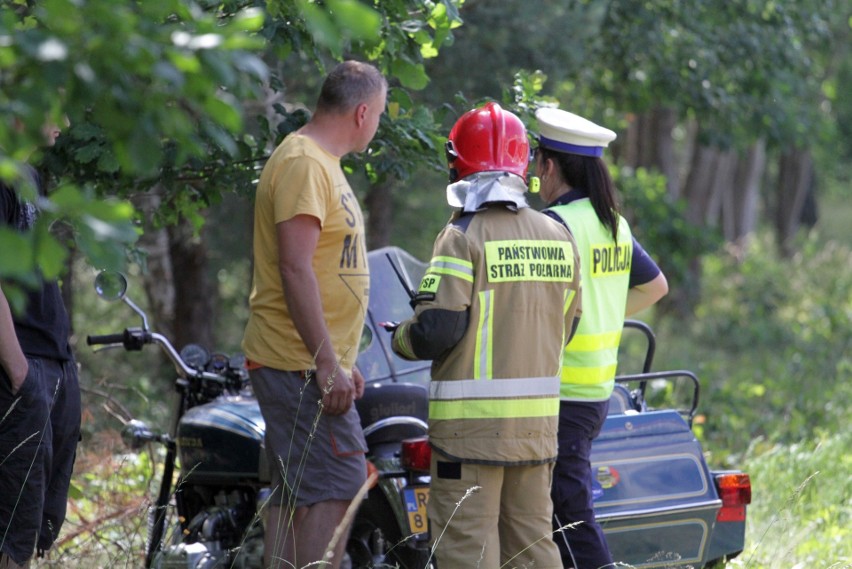 Wypadek w Stalach. Pijany rowerzysta doprowadził do zderzenia z motocyklem, ucierpiał mały pasażer. Zobacz zdjęcia