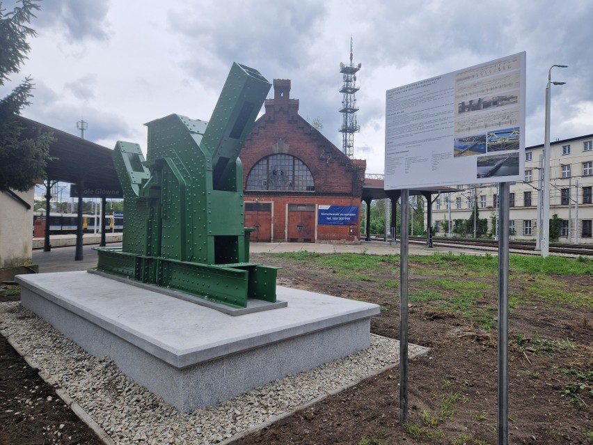 Pomnik techniki na stacji w Opolu. To fragment historycznego...