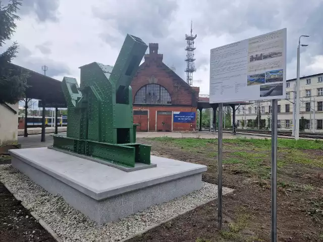 Pomnik techniki na stacji w Opolu. To fragment historycznego mostu kolejowego znad Odry.
