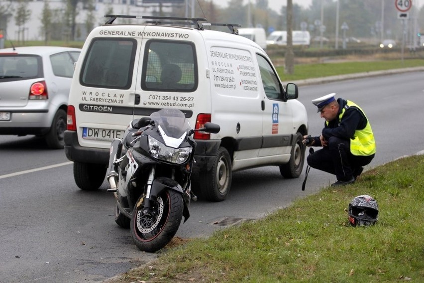 Wrocław: Wypadek na ul. Żmigrodzkiej. Motocyklista uderzył w auto [ZDJĘCIA]
