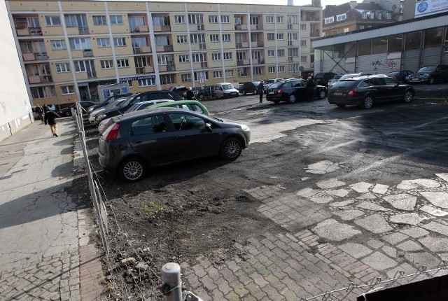 Pusty plac po Barze Extra został zamieniony na parking. Nie widać go od strony al. Niepodległości, ale już od strony Tkackiej widok do reprezentacyjnych nie należy. Denerwuje też mieszkańców.