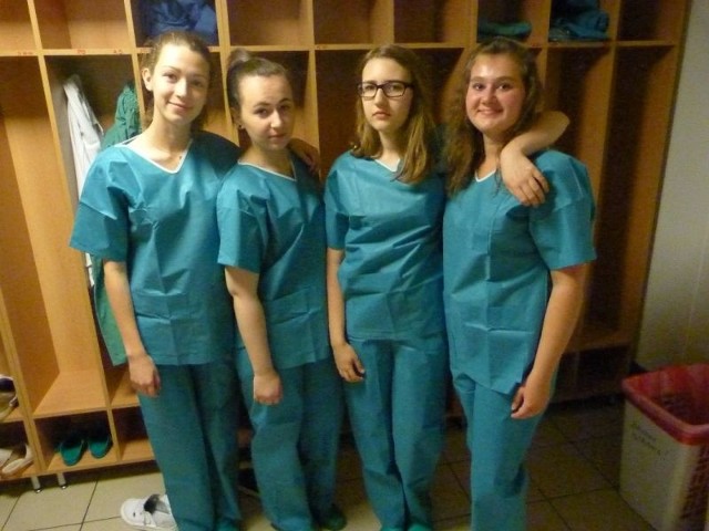Grupa uczennic ze skarżyskiego "Staszica&#8221;, praktykujących w szpitalu. Ich zajęcia w tej placówce potrwają do końca lipca.