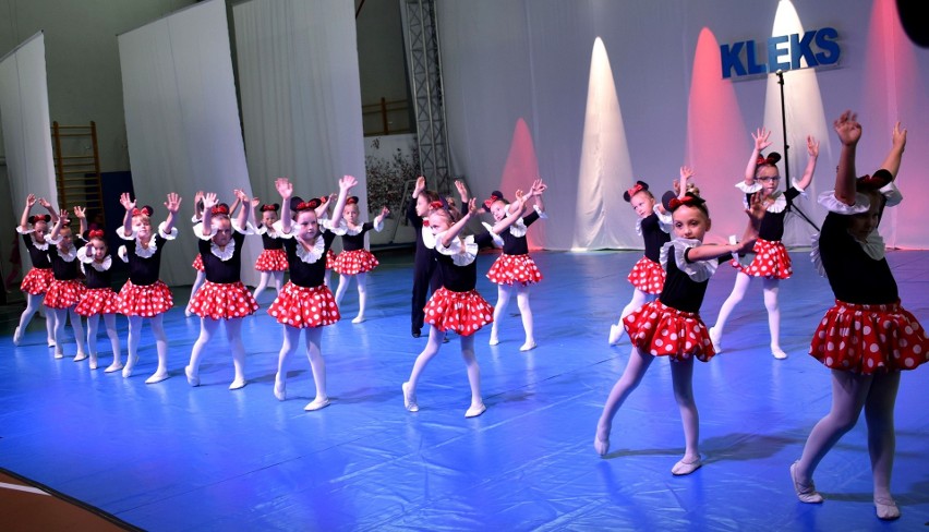 Staszowskie "Kleksy" pięknie podsumowały rok tanecznych wyzwań. W Powiatowym Centrum Sportowym były widowiskowe pokazy [ZDJĘCIA]