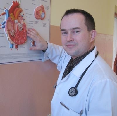 Karol Turkiewicz jest lekarzem kardiologiem. Przyjmuje w poradni przy szpitalu oraz prowadzi prywatną działalność.