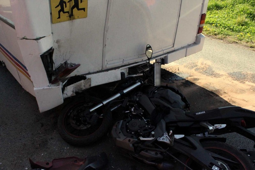 Wypadek w Dębicy. Motocykl uderzył w autobus [zdjęcia]