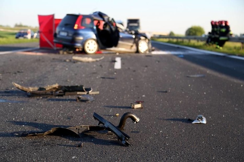 Śmiertelny wypadek koło Piotrkowa. Zderzenie samochodu osobowego z ciężarówką [ZDJĘCIA]