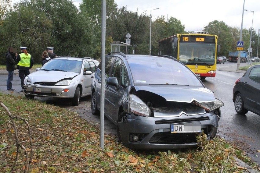 Wypadek na Swojczycach. Zderzenie citroena z fordem [ZDJĘCIA]