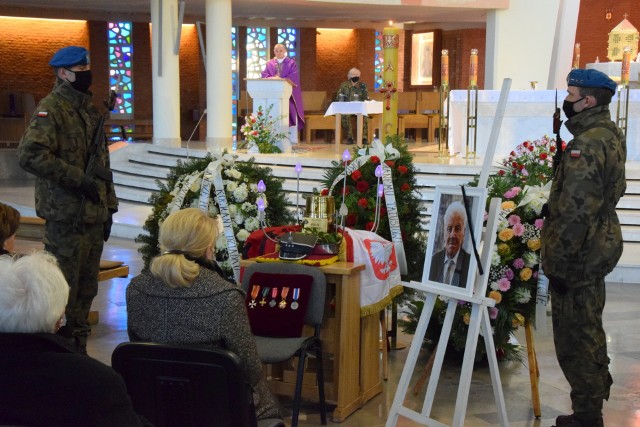 W pogrzebie świętej pamięci Mariana Strójwąsa uczestniczyła asysta Wojska Polskiego z Centrum Przygotowań do Misji Zagranicznych.
