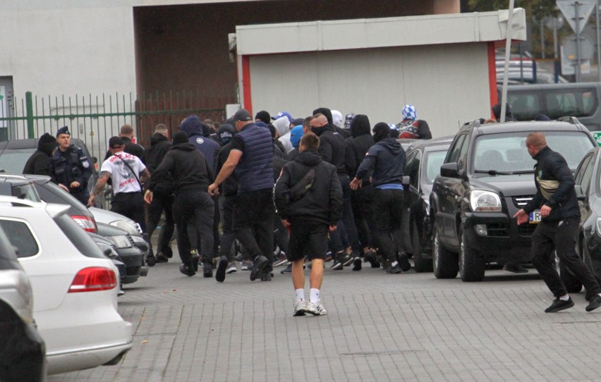 Zadyma przy stadionie w Tarnobrzegu. Kibole Stomilu Olsztyn w konfrontacji z kibicami Siarki Tarnobrzeg. Zobaczcie zdjęcia