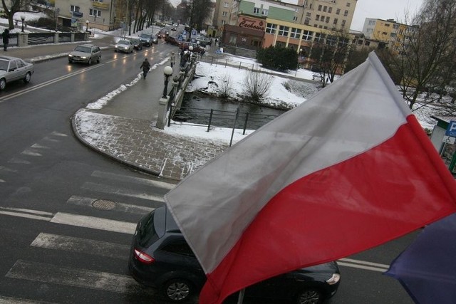 Flaga Polski na budynku słupskiego starostwa.
