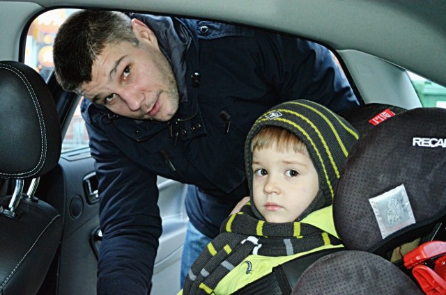 Paweł Badziński nie wyobraża sobie, by jego 3,5-letni synek Tobiasz mógł jeździć w samochodzie bez fotelika