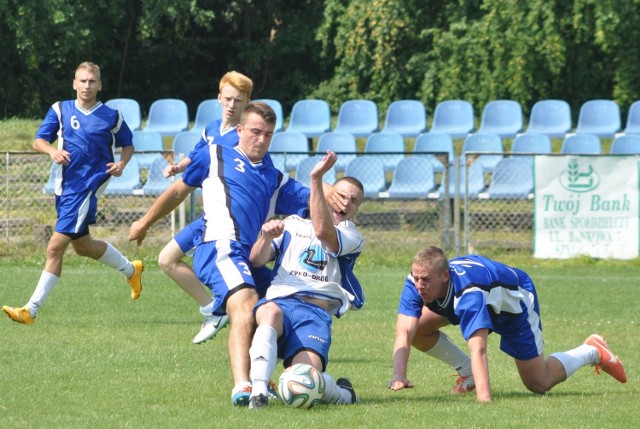 Granat Skarżysko przegrał w Szydłowcu 2:4. Na pierwszym planie, z lewej Bartosz Styczyński powstrzymuje piłkarza miejscowych, Błażeja Millera.