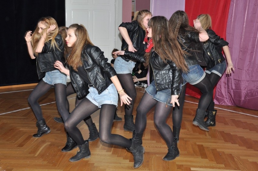 Tańczy ":”Bad Girls” z Zespołu Szkół Ogólnokształcących...
