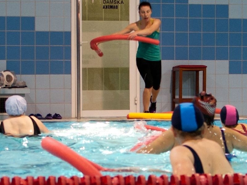 Anna Rybińska prowadząca zajęcia z aqua aerobiku.