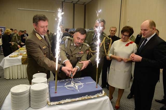Tort z symbolem NATO, w towarzystwie kolegów generałów z armii czeskiej i węgierskiej kroił generał brygady Wojciech Grabowski (w środku), dowódca Centrum Szkolenia Sił Połączonych w Bydgoszczy.