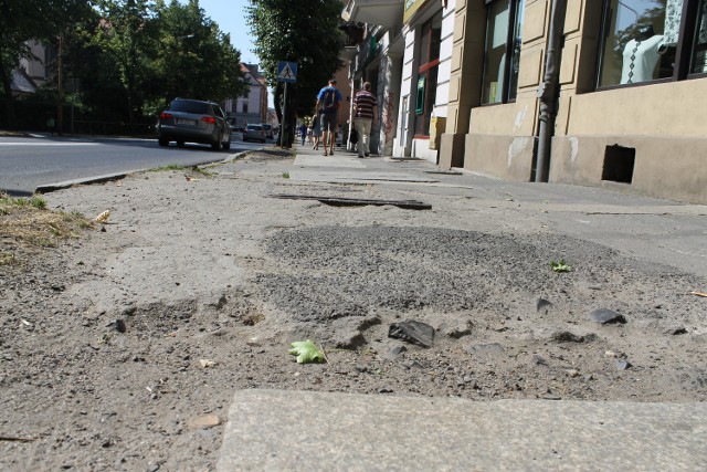 Dziury i krzywe płyty na ul. Piastowskiej były przyczyną skręcenia niejednej nogi