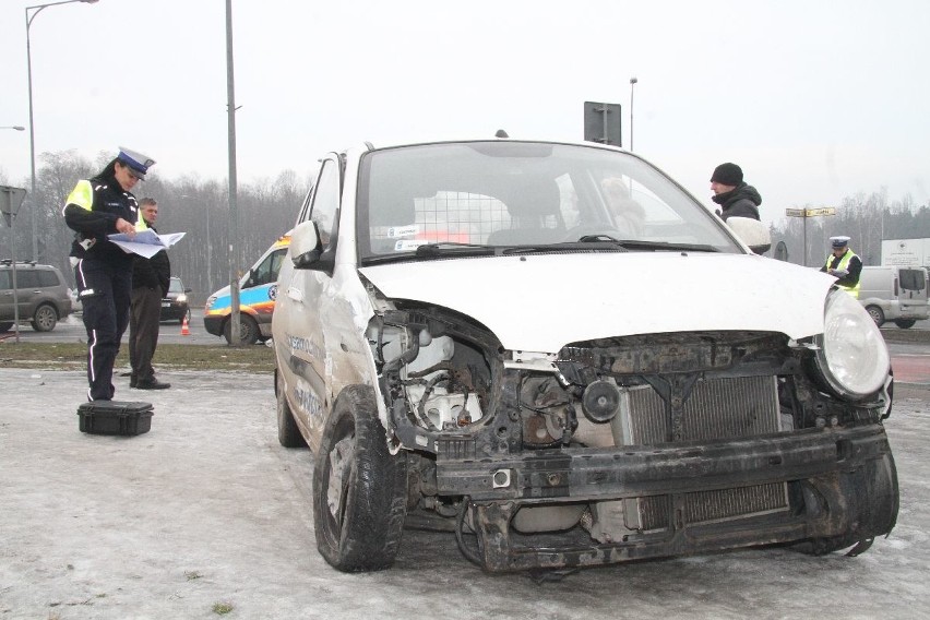 Wypadek na skrzyżowaniu w Kielcach. Są ranni 