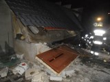 W piwnicy domu w Ćmielowie wybuchł gaz. Eksplozja zniszczyła ganek. Zawalił się także strop budynku