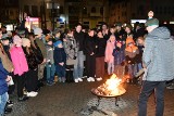 Mieszkańcy Bieska Podlaskiego przywitali Betlejemskie Światło Pokoju przy ratuszu miejskim. Przeważały dzieci i młodzież - zobacz zdjęcia!
