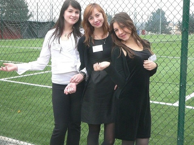 Kazimierskie licealistki (od lewej): Sara Mętel, Kinga Oracz i Edyta Gronba... już nie mogą doczeka się otwarcia &#8222;boiska marzeń&#8221;.