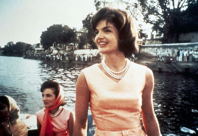 Jacqueline Kennedy, pierwsza dama Ameryki, ikona mody, ulubienica kobiet i mężczyzn. „Jackie” nosiła półdługie włosy do połowy szyi, mocno uniesione od nasady, z krótką grzywką na bok - prostota, elegancja i kobiecość w jednym . W 50. i 60. tą fryzurę chciała mieć każda kobieta i pani domu.