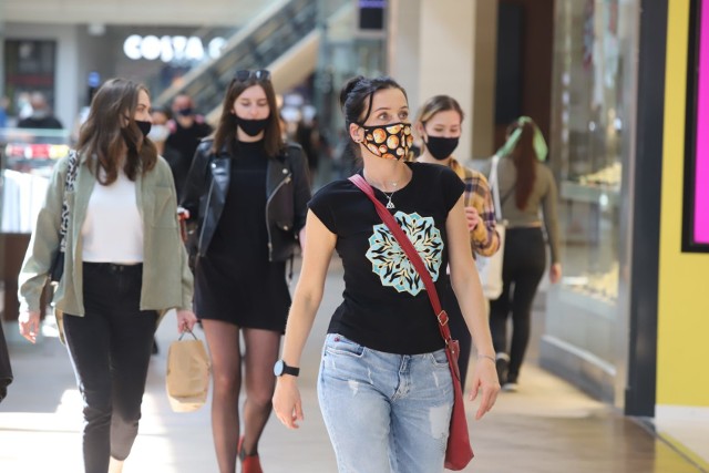 Powoli oswajamy się z epidemią koronawirusa. Sklepy w Manufakturze znów zapełniły się klientami. Łodzianie w maseczkach ochronnych odwiedzali w sobotę popularne centrum handlowe.