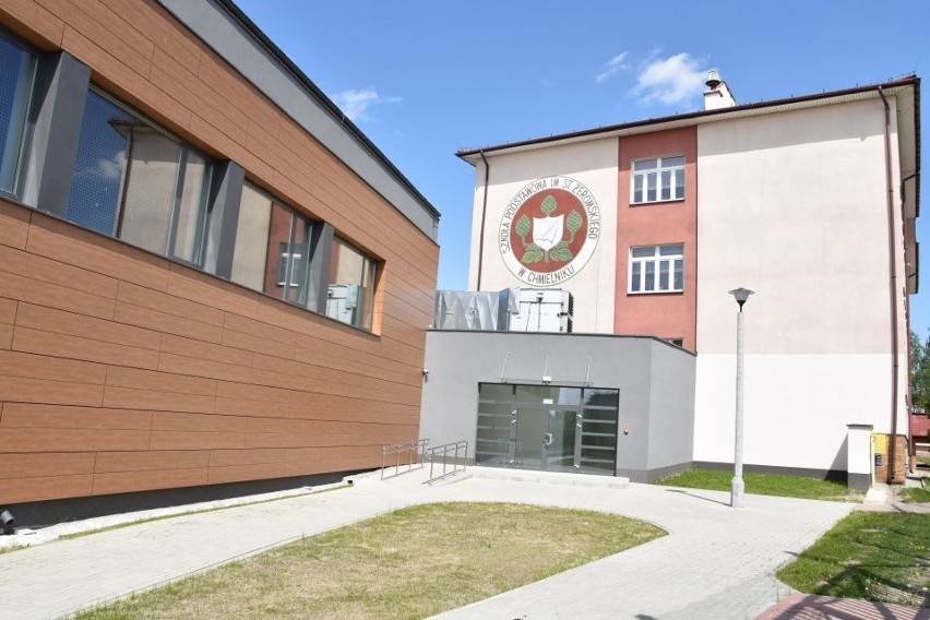 Nowoczesna hala sportowa powstała przy Szkole Podstawowej w Chmielniku. Koszt inwestycji wyniósł 5, 5 miliona złotych [ZDJĘCIA]