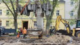 Pomnik Stefana Żeromskiego w Strzelcach Opolskich zawisł na linach. Ważący ponad 24 tony monument będzie odnowiony