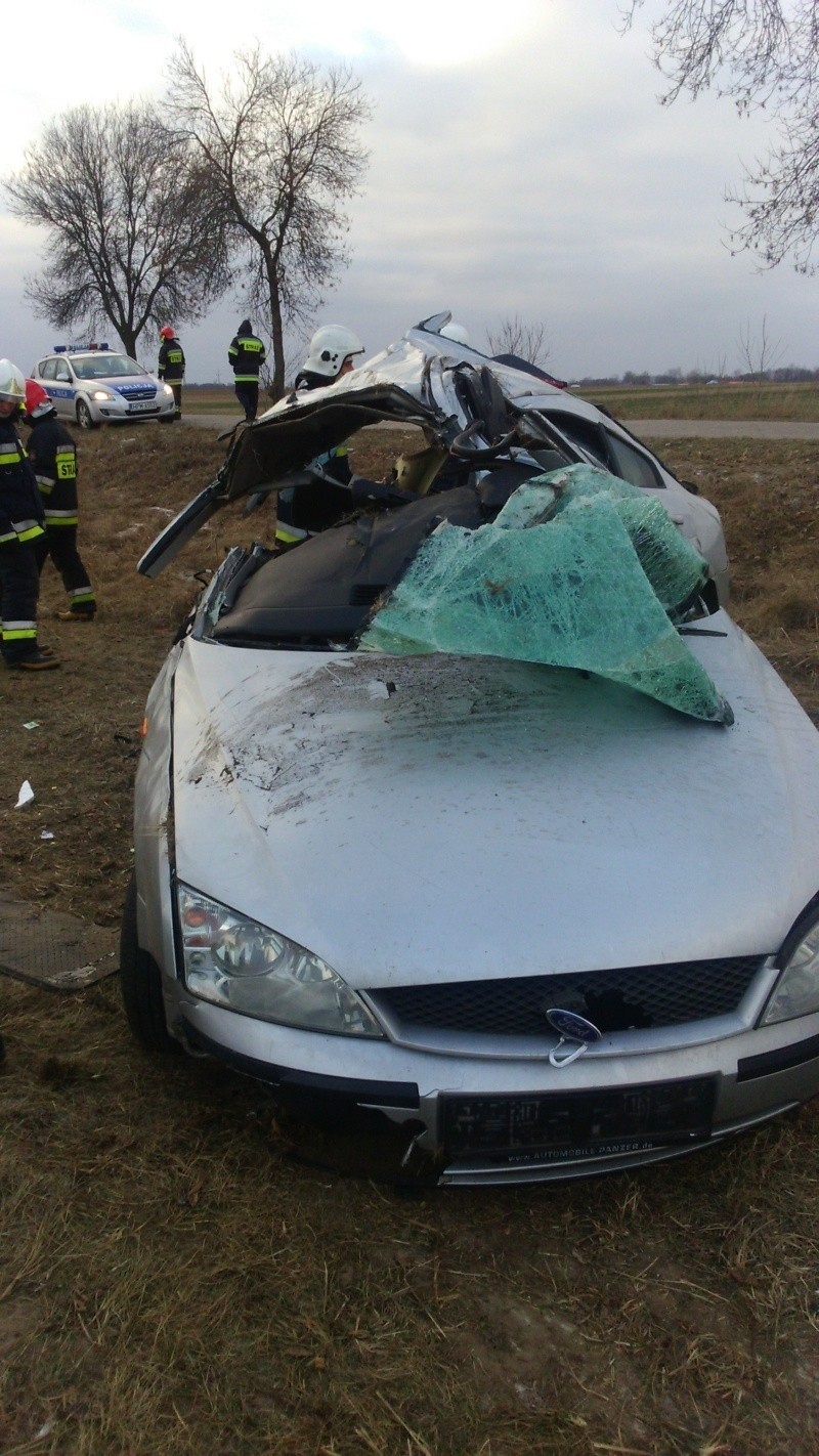 Zabiele. Wypadek na drodze W 670: Pijany kierowca forda wjechał w drzewo (zdjęcia)