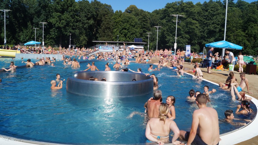 Tłumy na kąpielisku w Jastrzębiu. To walka z upałem