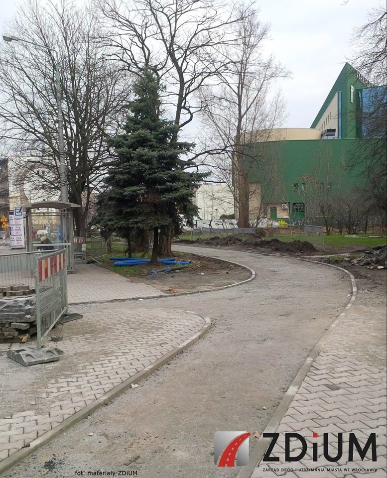 Budują nową drogę rowerową na ul. Drobnera [ZDJĘCIA]