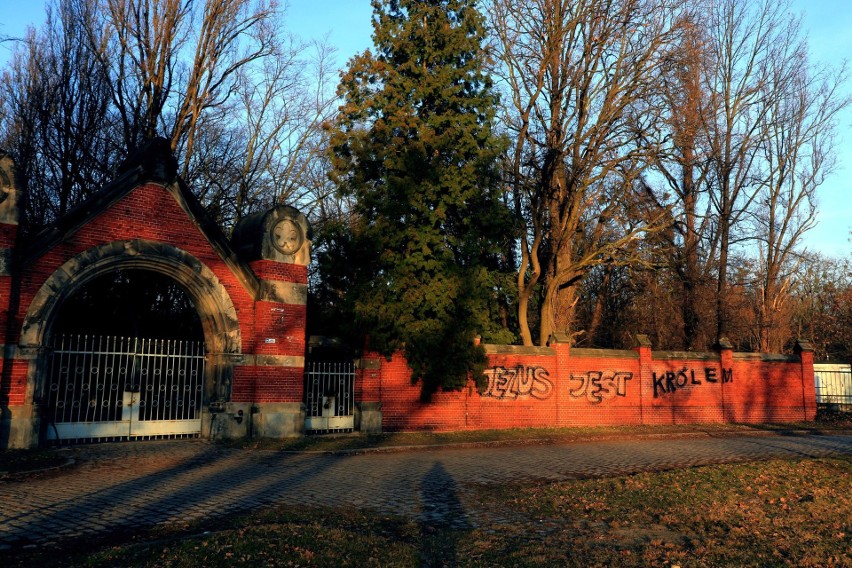 Wrocław: Walka na napisy na cmentarzu żydowskim