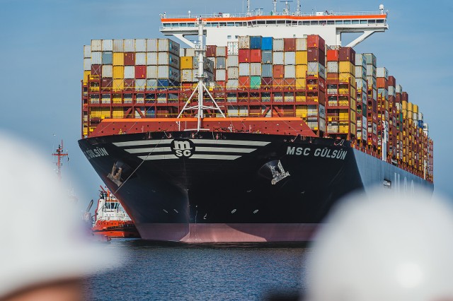 Największy na świecie kontenerowiec MSC Gulsun o pojemności 23,756 kontenerów 20 stopowych w swoim dziewiczym rejsie wpłynął do terminalu DCT Gdańsk.