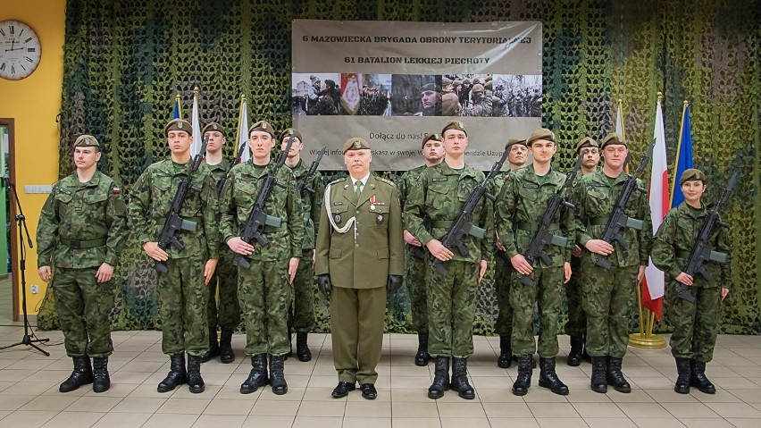 Nowi ochotnicy batalionu z Grójca wraz z pułkownikiem...