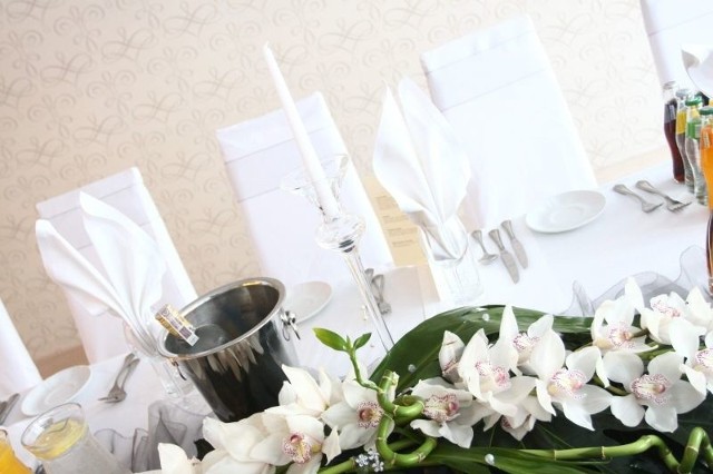 Na tak piękną aranżację stołu mogą liczyć młodzi ludzie, którzy zdecydują się wyprawić wesele w Hotelu