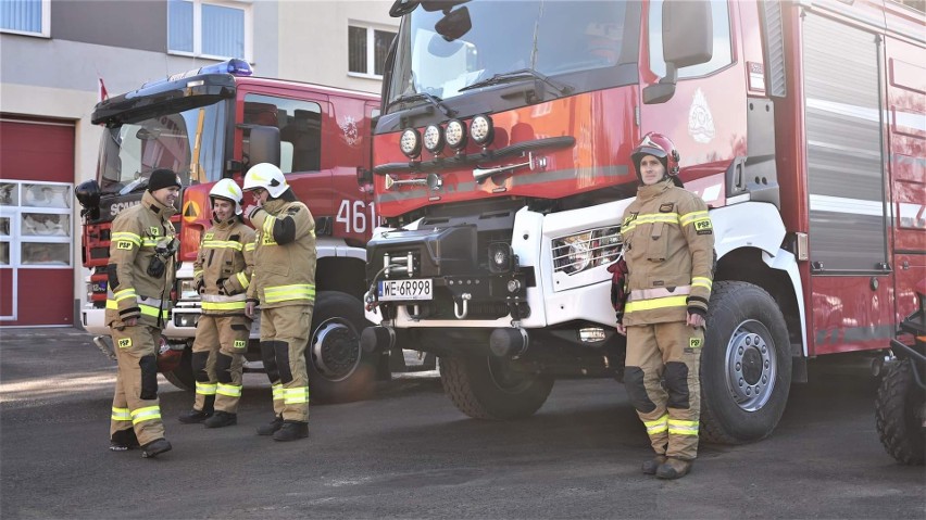 Strażacy z powiatu kozienickiego otrzymali nowe pojazdy i sprzęt pożarniczy. Zobacz zdjęcia z uroczystego przekazania