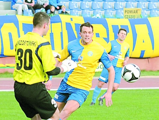 (w środku) strzelił decydującego gola w pierwszym meczu obu drużyn w Chonicach
