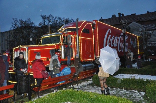Świąteczna Ciężarówka Coca-Coli na rynku w Kluczborku.