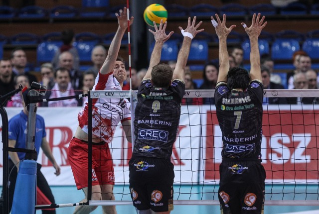 W pierwszym spotkaniu tych zespołów Asseco Resovia sromotnie przegrała 0:3.