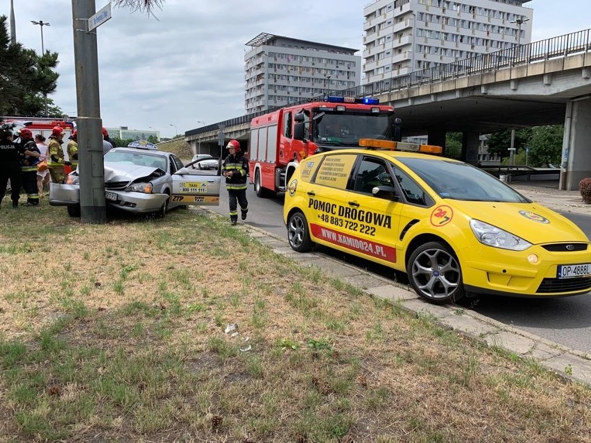 Wypadek na rondzie na Placu Konstytucji 3 Maja w Opolu. Do...