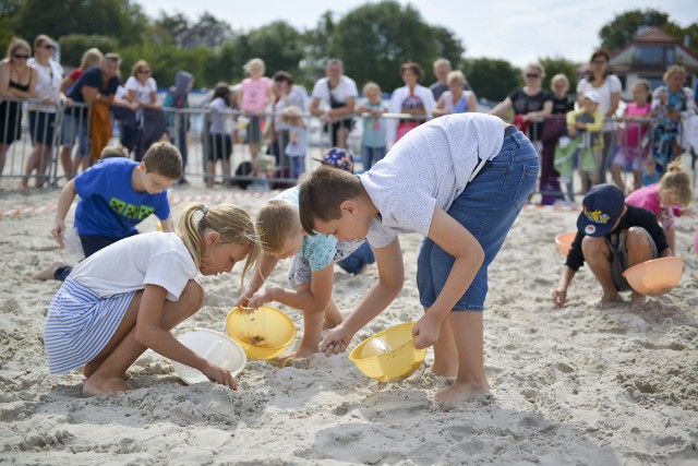 Już po raz dziewiętnasty na plaży w Ustce odbyły się mistrzostwa w wypłukiwaniu bursztynu. W zabawie mogli wziąć udział zarówno dorośli, jak i dzieci. Imprezą towarzyszącą był jarmark rękodzieła i wyrobów z bursztynu. 