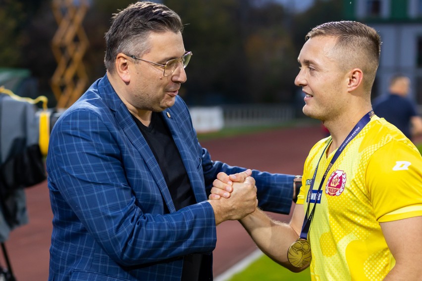 Prezes Znicza Pruszków, Marcin Grubek gratuluje medalu...