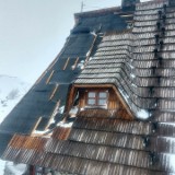 Wiatr uderzył w schronisko w Tatrach. Uszkodzony został fragment dachu 