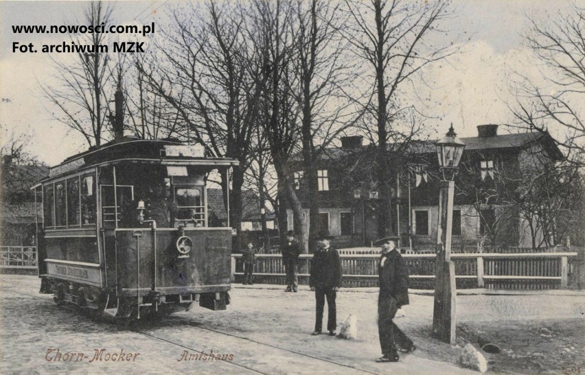 Przed urzędem gminy znajdowała się pętla tramwajowa.