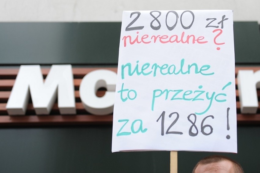 Poznań: Chcą podwyżki płacy minimalnej. Protestowali przy...