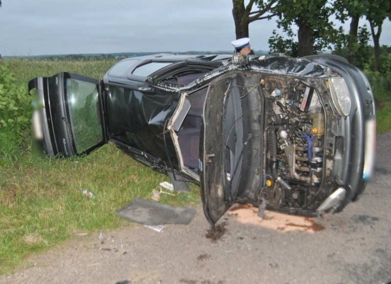 59-latek wymusił pierwszeństwo. Auto dachowało (zdjęcia)