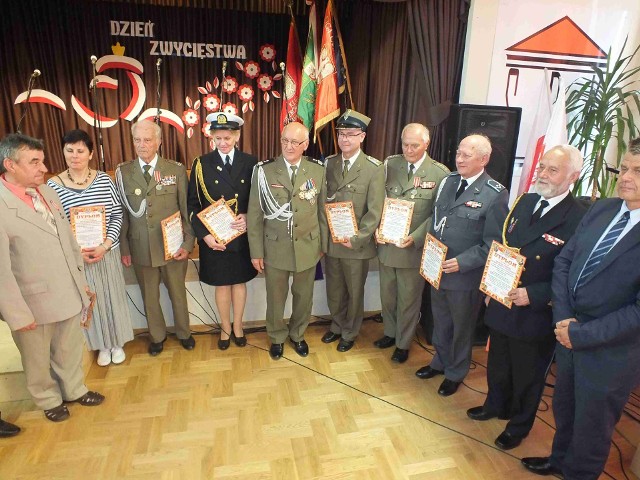 Wyróżnieni dyplomami Polskich Drużyn Strzeleckich podczas wieczornicy z okazji Dnia Zwycięstwa