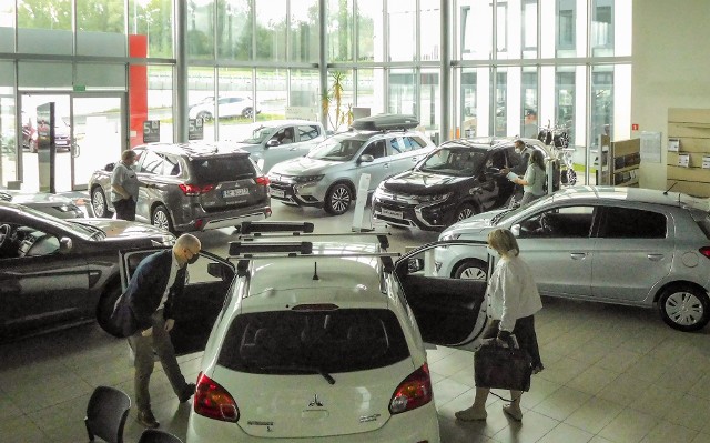 Nabywcy z ulgą wracają na sprawdzone przez dekady ścieżki zakupu samochodów i do zaufanych sprzedawców 